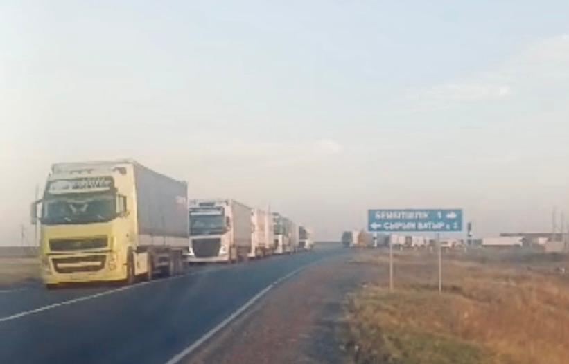 Водители фур сообщают о многокилометровой очереди на границе Казахстана и России в ЗКО